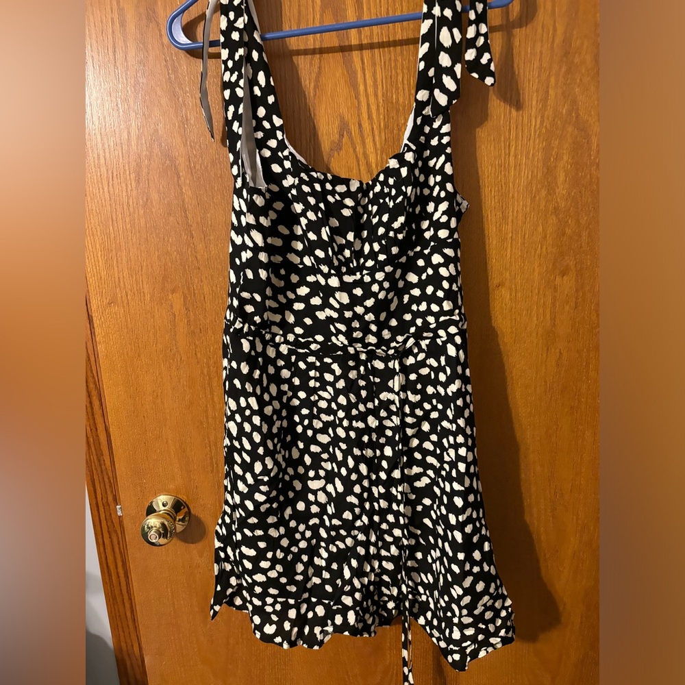 Womens black and white print romper ties at shoulders tightens at waist med